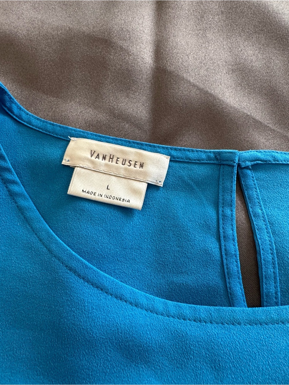 EUC Van Heusen Women’s Vibrant Blue Short Sleeve Blouse – Scoop Neck Pullover- L - Picture 4 of 9